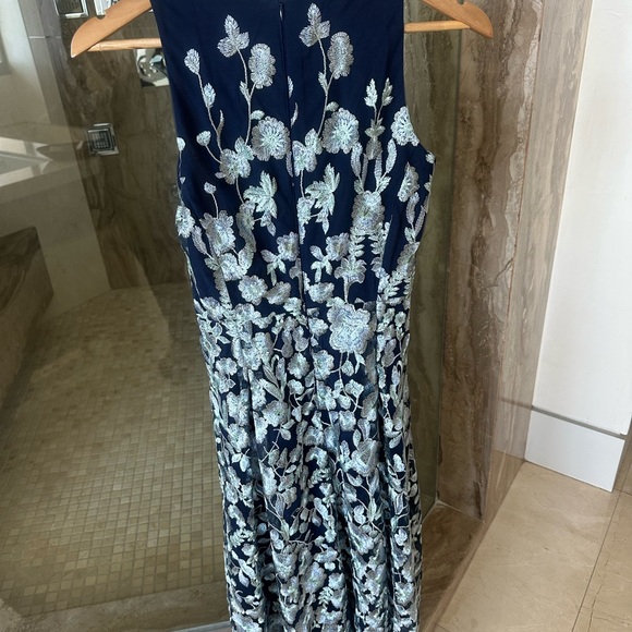 Elegant Tahari Dress - Picture 4 of 7